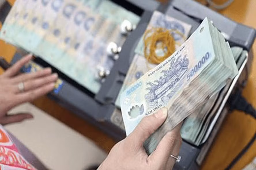 Thu nhap sep lon Nha may in tien Quoc gia vua bao lo 11 ty nhu the nao?