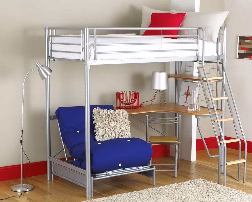 Góc nhỏ đa năng tích hợp giường ngủ, bàn làm việc và ghế ngồi thư giãn. Ảnh: Houzz.