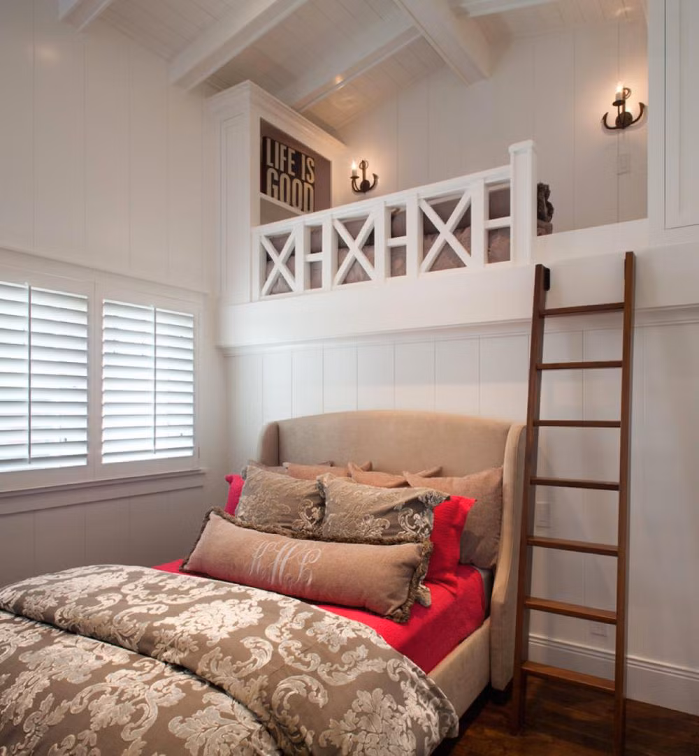 Thêm không gian dành cho phòng khách khi lựa chọn mẫu giường ngủ này. Ảnh: Houzz.