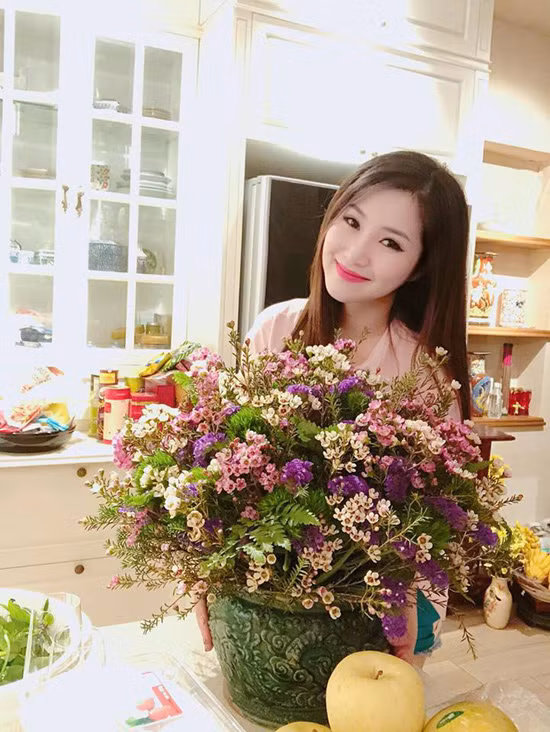 Ca sĩ Hương Tràm tự tay chăm chút bình hoa xuân phong cách trẻ trung. Ảnh: Congly.