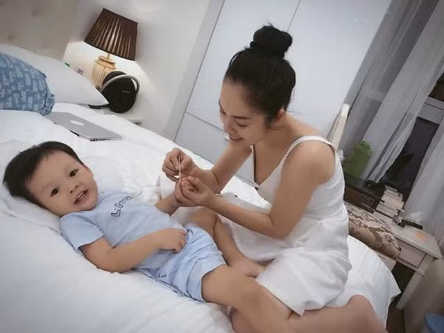 Căn hộ của hai mẹ con Dương Cẩm Lynh có tông màu trắng chủ đạo. Ảnh: Giadinhnet.
