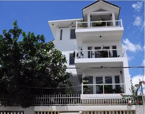 Chia tay Cường đô la, Hồ Ngọc Hà và con trai Subeo sống cùng bố mẹ tại một căn biệt thự rộng rãi, sang trọng tại Quận 7 (TP HCM). Ảnh: Nld.