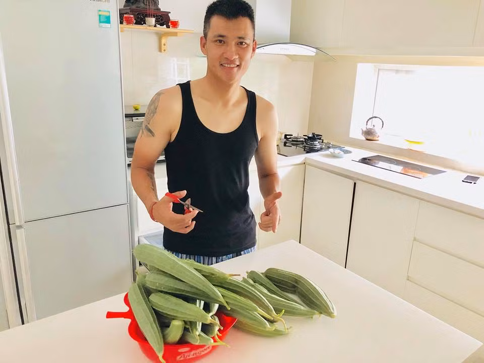 Có lần Công Vinh còn hài hước đăng trên Facebook: "Ngày nào cũng cắt bao nhiêu trái mướp, nhìn mướp riết ngán luôn.. ai mua mướp không 10k/ trái không bao phí ship".