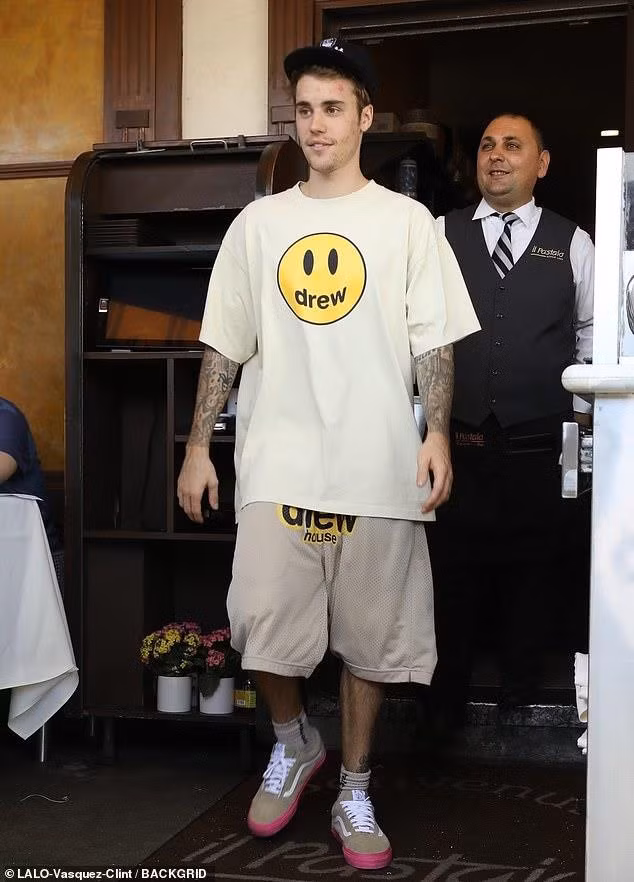 Hôm 3/7 (giờ địa phương), Justin Bieber và vị hôn thê xinh đẹp tới một nhà hàng ở Beverly Hills, Mỹ để ăn trưa. Đôi uyên ương mặc trang phục năng động, tinh thần vui vẻ giữa ồn ào khẩu chiến với Taylor Swift.