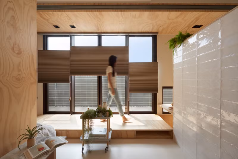 Trong nhà còn có một không gian thư giãn bên cửa sổ. Nguồn ảnh: Homeworlddesign.
