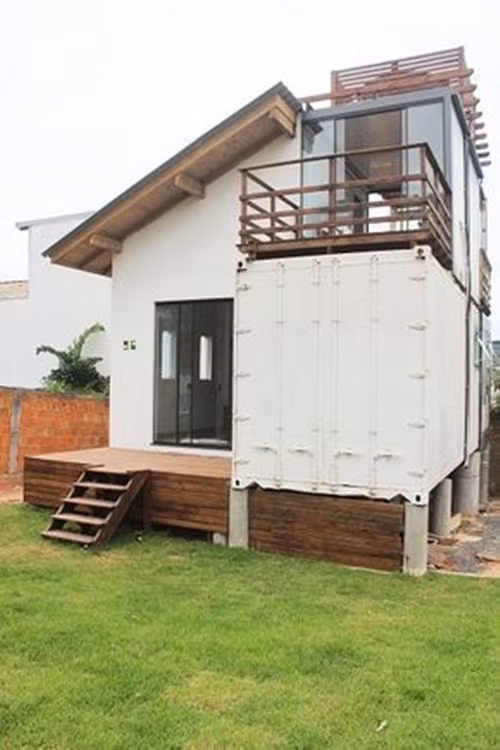 Mang dáng dấp một ngôi nhà sàn nơi cao nguyên, nhưng ngôi nhà này được lắp ráp từ các khối container. Ảnh: Nhadepso.