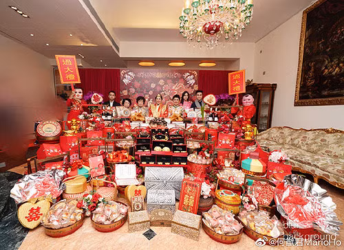 Mới đây, truyền thông Hoa ngữ rầm rộ đưa tin trước loạt hình ảnh sính lễ vàng ròng trong buổi "đại lễ" mà nhà trai Thomas Xin dành tặng cho ái nữ trùm sòng bạc Macau Hà Siêu Doanh.