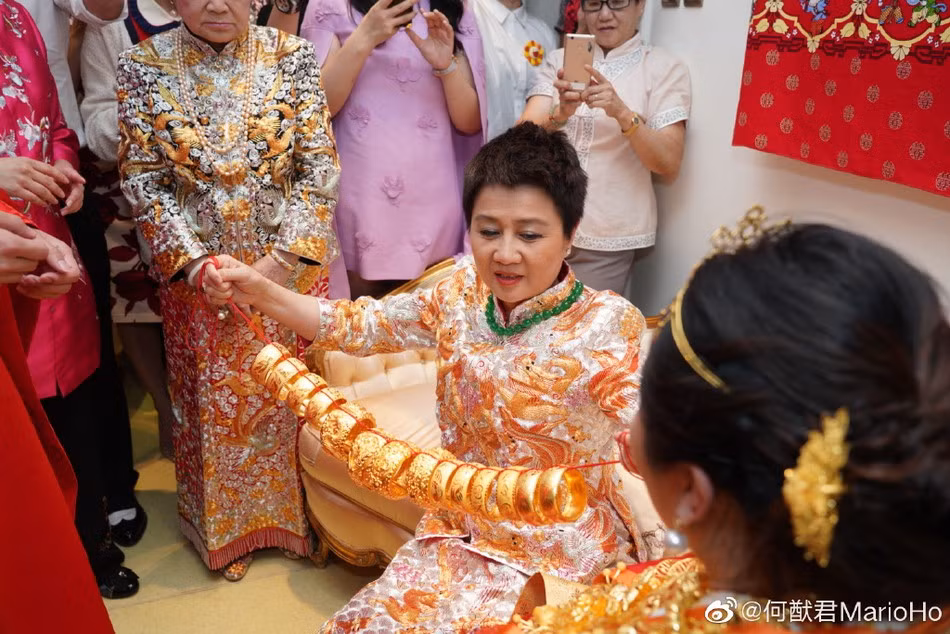 Sính lễ nhà trai mang đến bao gồm ít nhất 8 cặp vòng long phụng, 3 dây chuyền cỡ lớn cùng nhẫn, hoa tai, trâm cài đầu,... tất cả đều bằng vàng.