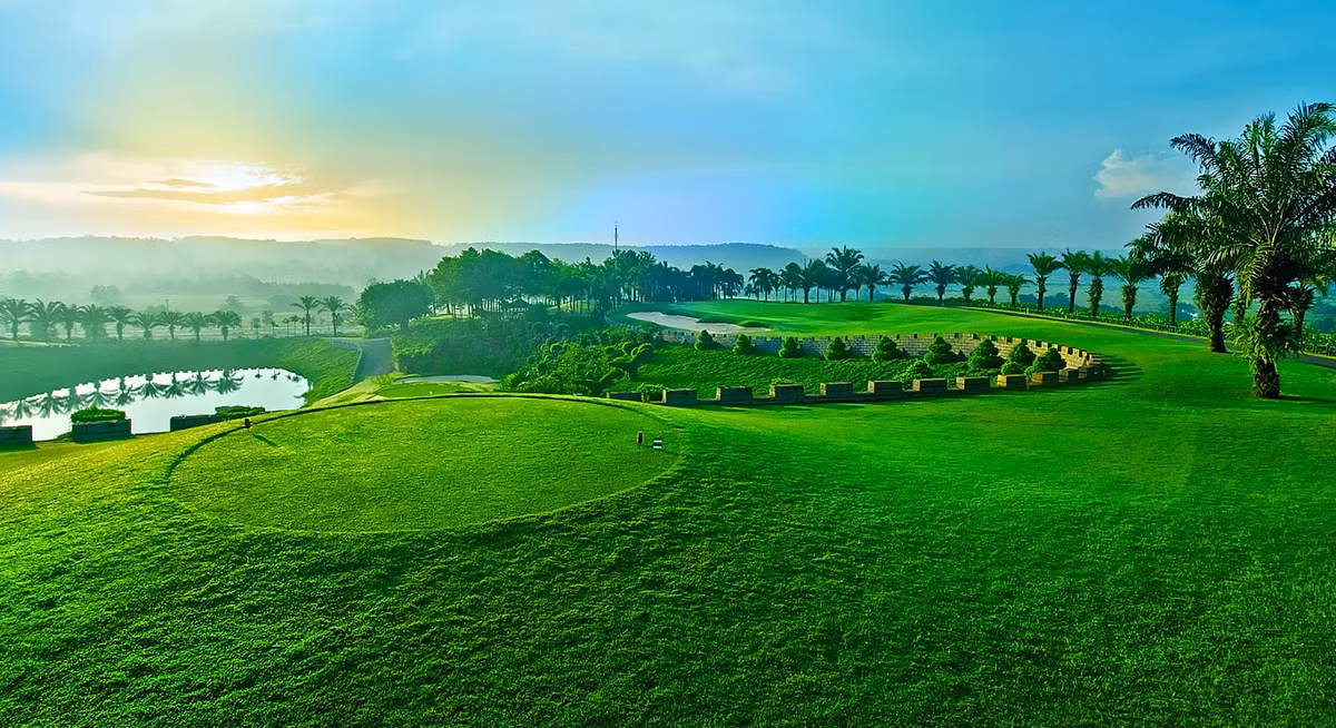 Sân golf Long Thành có diện tích rộng hơn 350 ha, trong đó khoảng 100 ha là đồi cỏ và nằm ở vị trí đồi cao, được bao bọc 2/3 chu vi bởi các nhánh sông Đồng Nai. Ảnh: Chudu24.