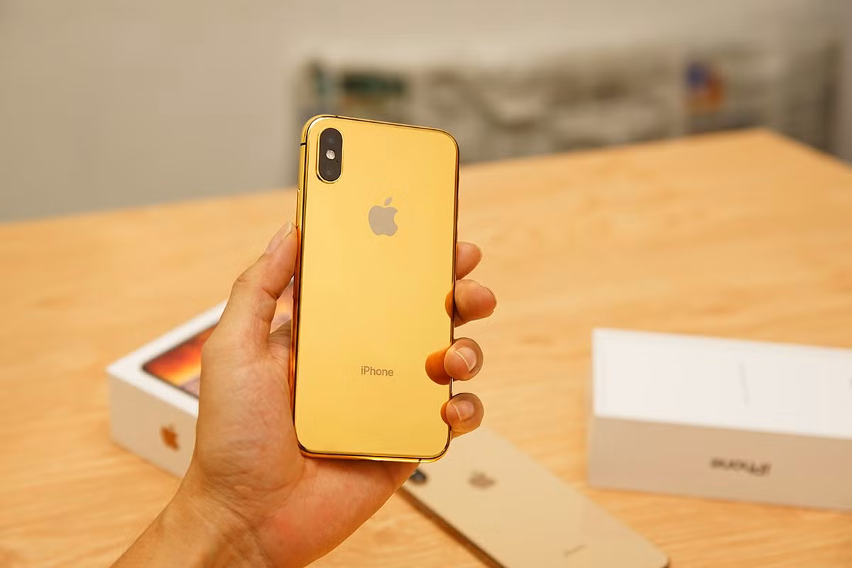 iPhone mạ vàng cũng thường xuyên xuất hiện trên thị trường quà tặng mùa Valentine hàng năm. Ảnh: Quavang.