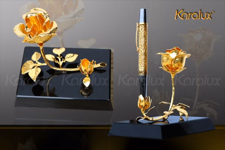 Ngoài ra, các nhà sản xuất còn tung ra thị trường loại hồng mạ vàng “3 in 1” thiết kế cách điệu để tạo ra các tính năng như để cắm bút, để bài trí danh thiếp và trang trí bàn làm việc. Ảnh: Karalux.