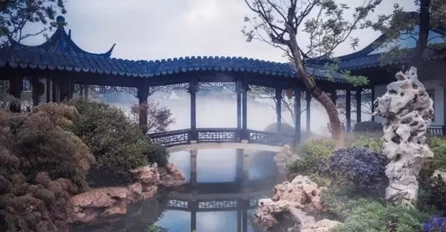 Các khu nhà ở nối với nhau bằng cây cầu, xung quanh có vườn cây, ao cá. Ảnh: BI.