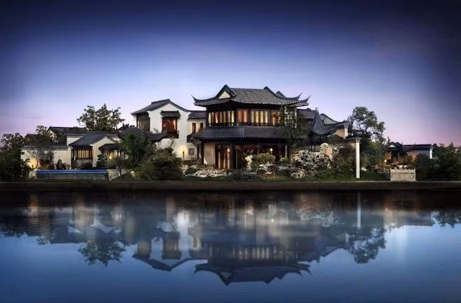 Ông hiện sống trong căn biệt phủ có tên “Đào hoa viên”- một thuật ngữ chuyên dùng để mô tả vùng tiên cảnh chỉ có trong thần thoại của Trung Quốc. Ảnh: BI.