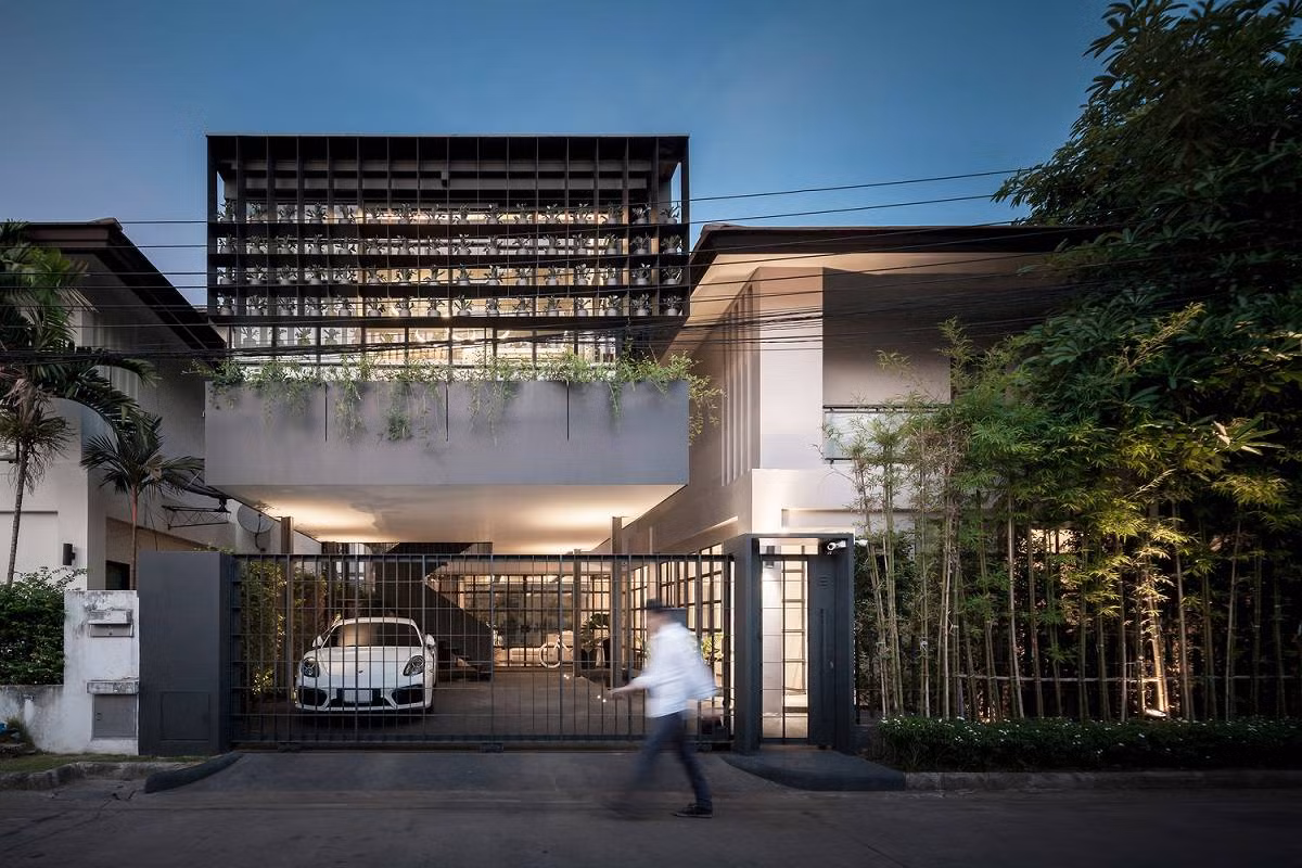 Tọa lạc tại thủ đô Bangkok (Thailand), ngôi nhà Baan Flower Cage trước đây không được tận dụng triệt để diện tích dù rộng tới 300m2.