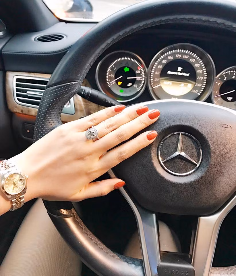 Lã Thanh Huyền còn khoe cả đồng hộ xịn lẫn xe Mercedes tiền tỷ. Ảnh: Dân Việt.
