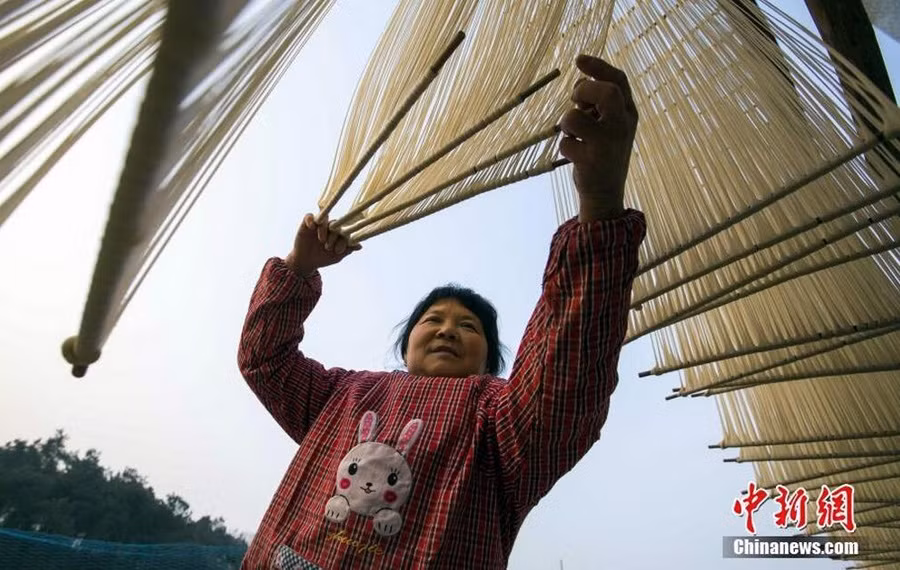 Làng nghề làm mì thủ công truyền thống ở làng Qinjiaquan, huyện Đô Xương, tỉnh Giang Tây, rộn ràng mỗi khi Tết đến. Ảnh: Chinanews.