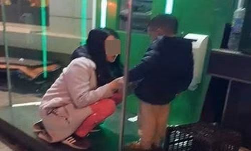 Phan no voi nguoi me bo con o cay ATM giua dem ret