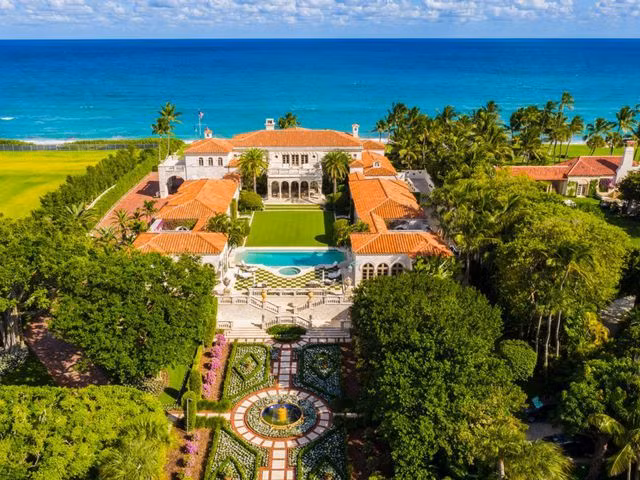 Theo Palm Beach, một biệt thự ở Florida (Mỹ) vừa được bán với giá hơn 110 triệu USD, phá vỡ kỷ lục bất động sản do Tổng thống Trump thiết lập vào năm 2008 (95 triệu USD).