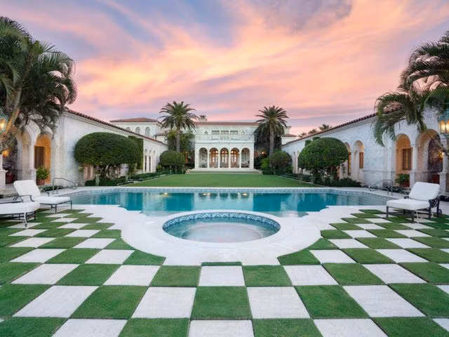 Hồ bơi lớn bên ngoài biệt thự. Nguồn ảnh: Palm Beach.