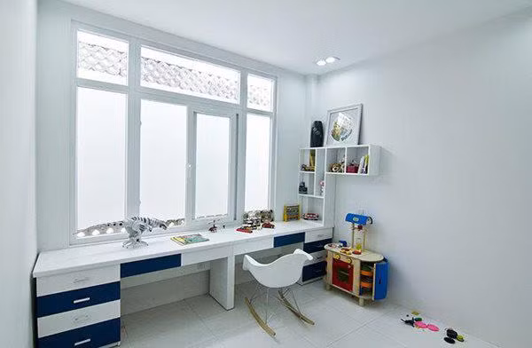 Vị trí góc học tập lấy được tối đa ánh sáng tự nhiên bên ngoài căn nhà.