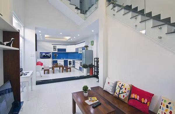 Phòng khách đơn giản, nhỏ gọn liên thông nhà bếp tạo ra không gian mở.