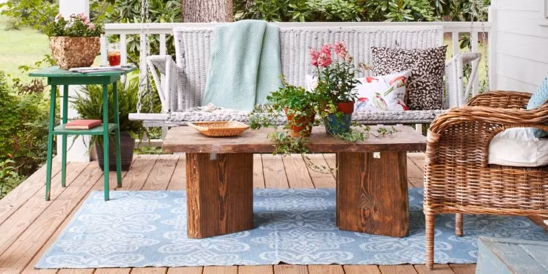 Một vài chậu cây xanh hoặc chậu hoa trong bất cứ góc nào cũng đều mang lại cảm giác tươi mới tràn đầy sức sống cho căn phòng.