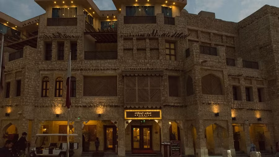 Souq Waqif cũng có một số cửa hàng sang trọng như Arumaila, nơi có sân thượng với tầm nhìn ngoạn mục ra đường chân trời Doha.