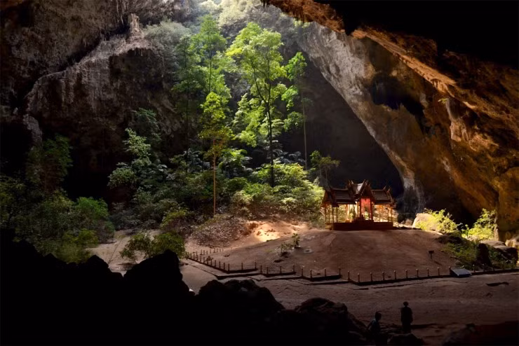 Ngoài hàng Tham Phraya Nakhon công viên còn có một số hang động khác để du khách khám phá. Các hang động được tham quan nhiều nhất bao gồm Tham Sai và Tham Kaeo. Hang Tham Sai nổi tiếng với những nhũ đá thiên nhiên tuyệt đẹp.