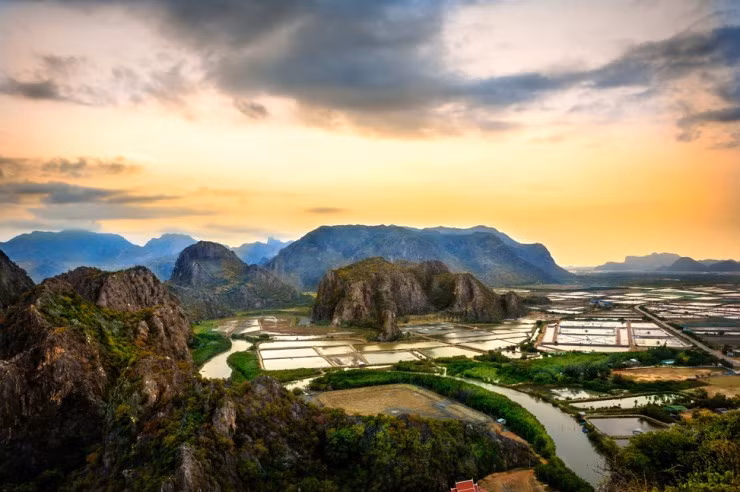 Nơi đây nổi tiếng với những dãy núi đá vôi nhô cao nổi bật giữa những vùng đầm lầy ngập mặn và những đường bờ biển nối liền sông và núi. Hệ sinh thái cũng rất đa dạng với nhiều loại hoa và một số loài chim quý hiếm.