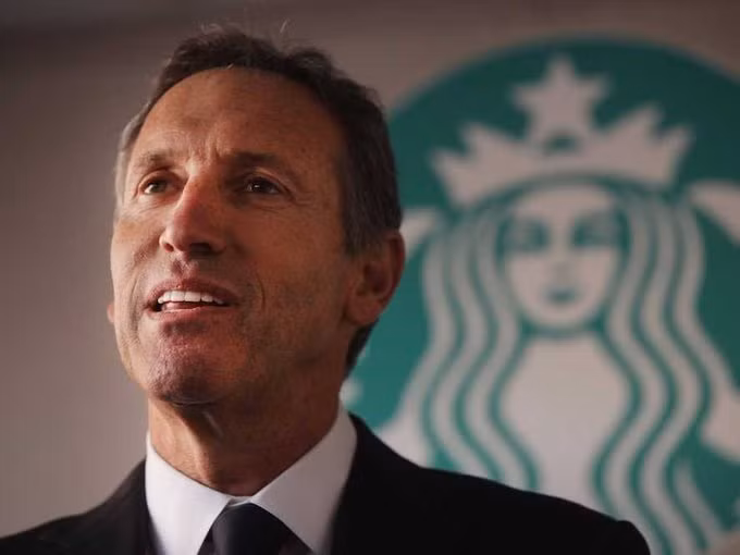 Năm 2006, CEO Starbucks cho biết thức dậy vào khoảng 5h – 5h30, pha cà phê và đọc 3 tờ Seattle Times, Wall Street Journal và New York Times. Thói quen này đã được ông duy trì hơn 20 năm qua. Ảnh: CNBC.