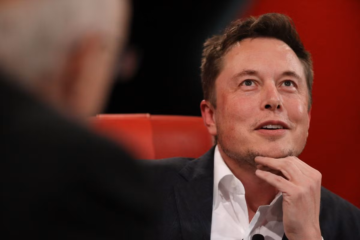 Tỷ phú Elon Musk - CEO Tesla thức dậy vào 7h sáng và bắt tay vào công việc ngay. Ông dành 30p kiểm tra và trả lời email. Ảnh: Recode.
