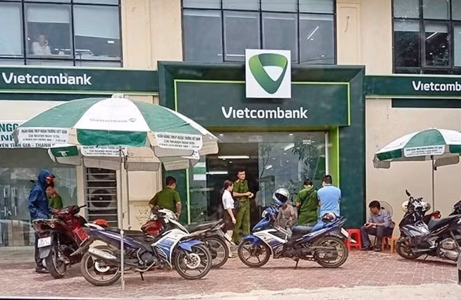  Cướp táo tợn tại ngân hàng Vietcombank Thanh Hóa. Khoảng 11h15 trưa 25/7/2019, lợi dụng lúc nghỉ trưa, hai tên cướp bịt mặt đã đột nhập Ngân hàng thương mại cổ phần Ngoại thương Việt Nam (Vietcombank) ở xã Hải Yến, huyện Tĩnh Gia, Thanh Hóa. Ảnh: Zing. 