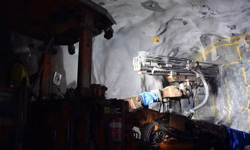 Họ dùng máy khoan vào các mỏm đá để tìm quặng.