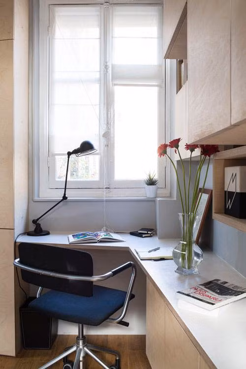 Góc làm việc gần cửa sổ, đón được nhiều ánh sáng tự nhiên. Nguồn ảnh: Homedit.