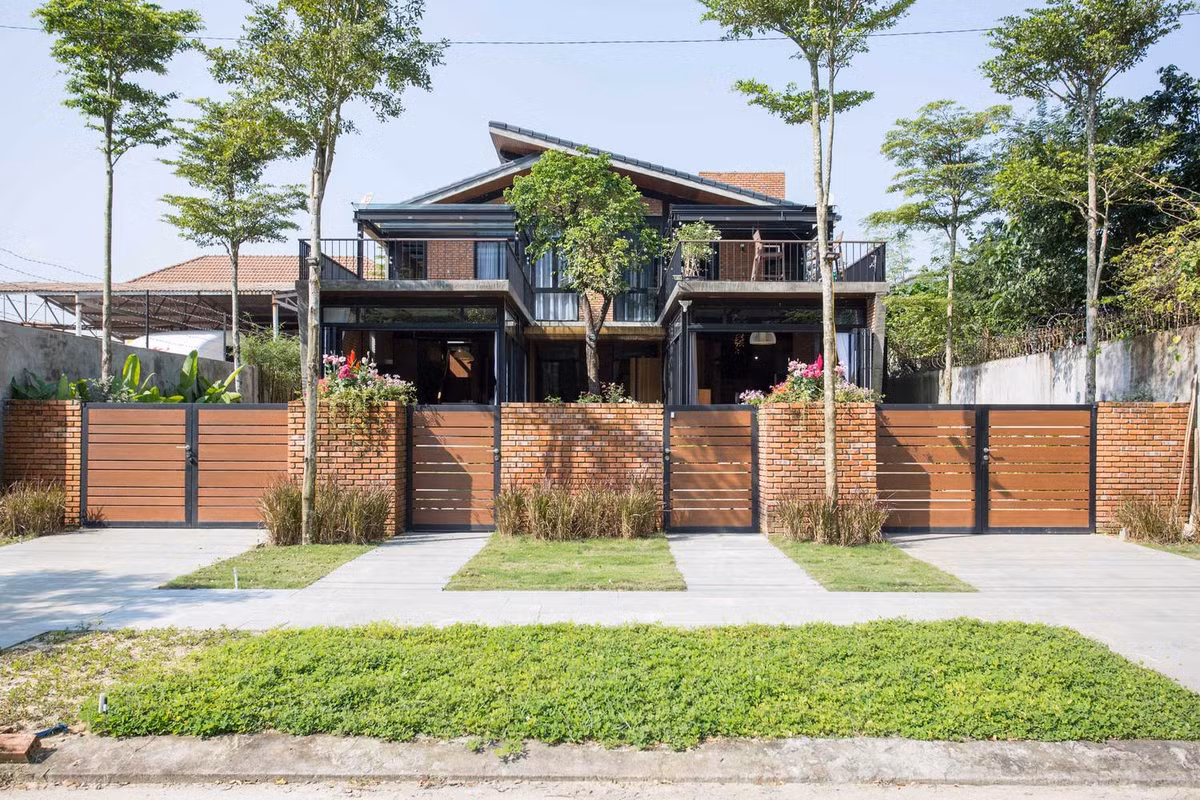 Hai ngôi nhà tách biệt riêng tư nhưng được kết nối với nhau bằng mái.