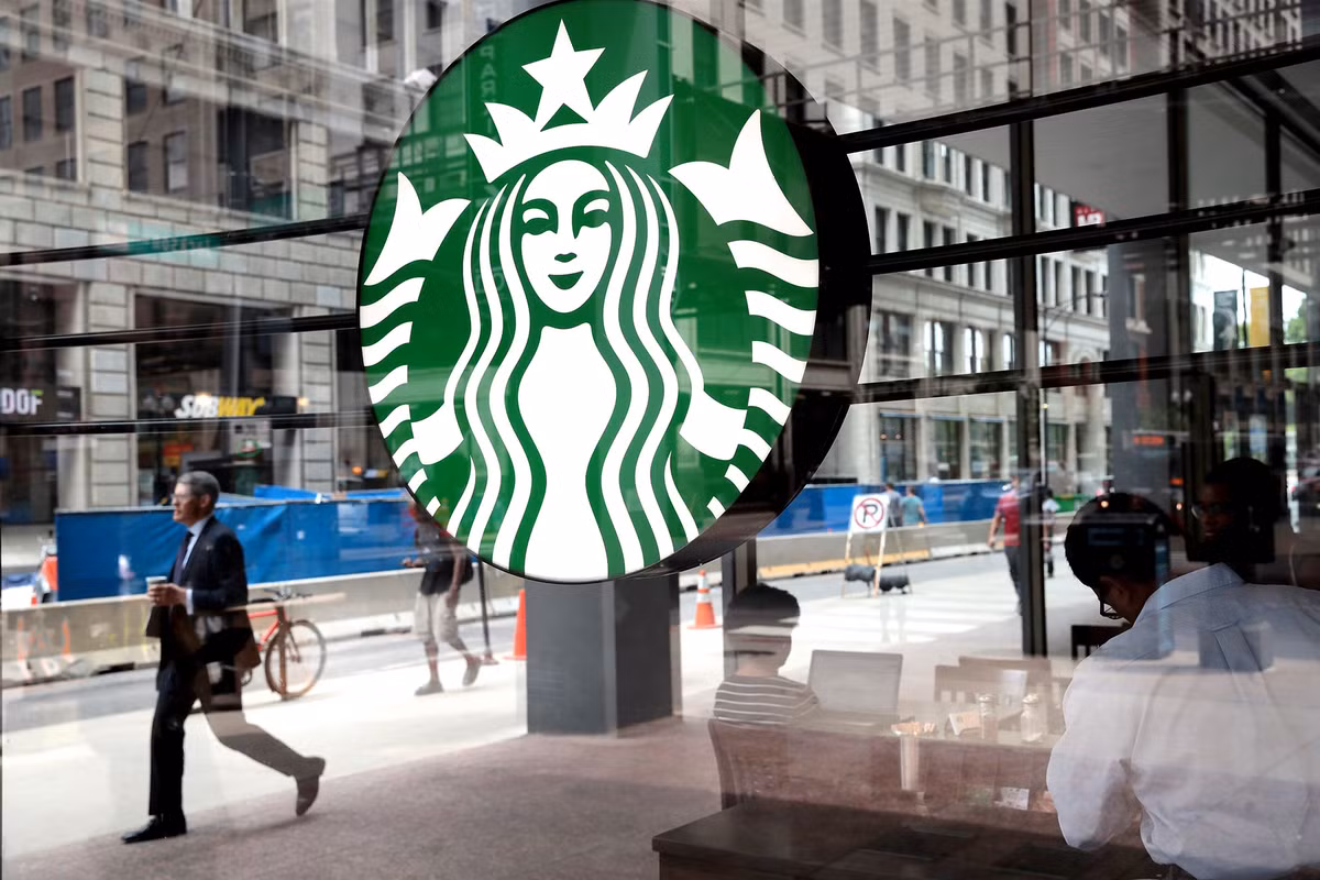 Starbucks bi kien vi dung hoa chat doc trong cua hang
