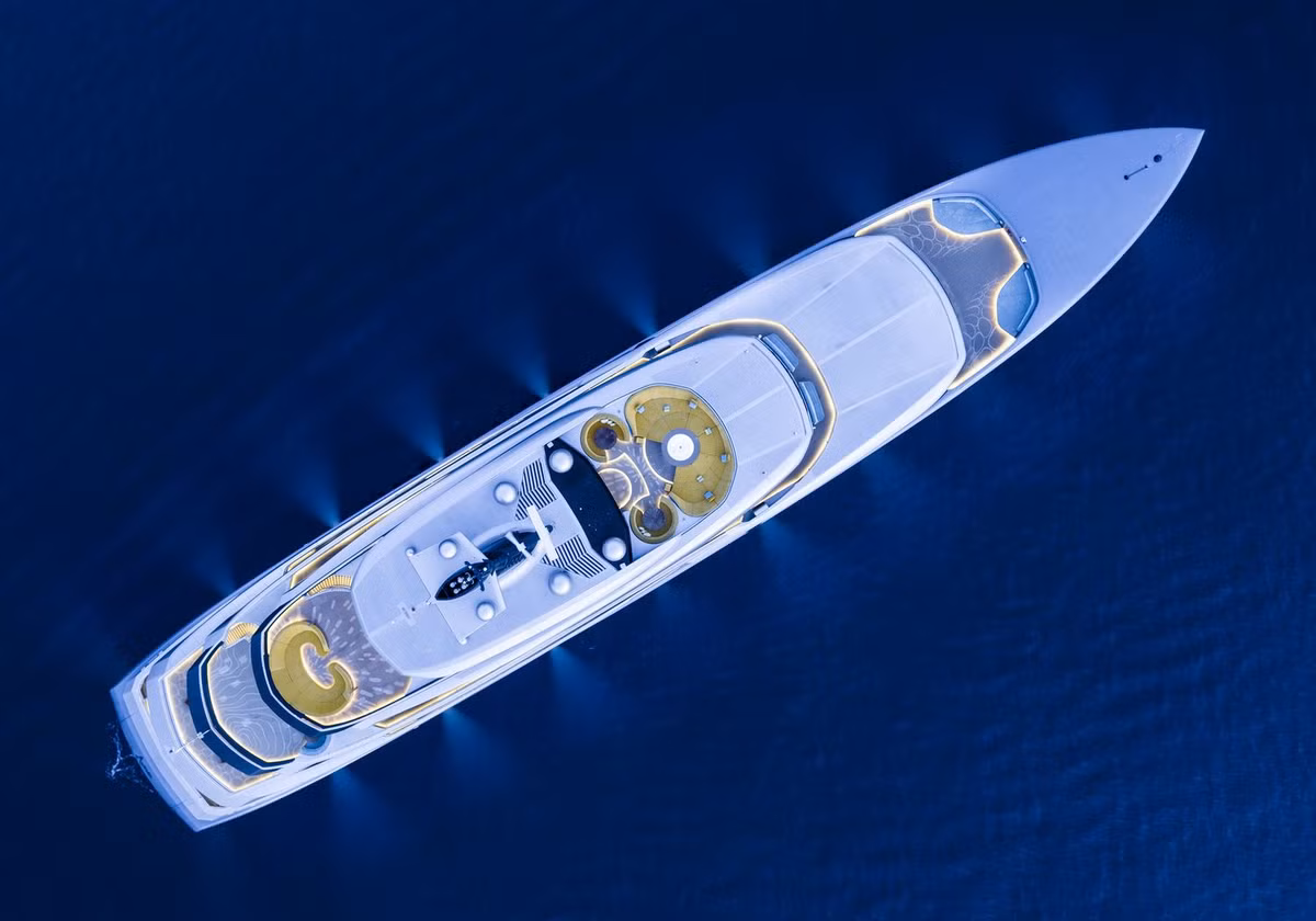 Siêu du thuyền còn có 6 cabin, bể bơi ngoài trời, phòng tập thể hình...Ảnh: Yachtharbour.