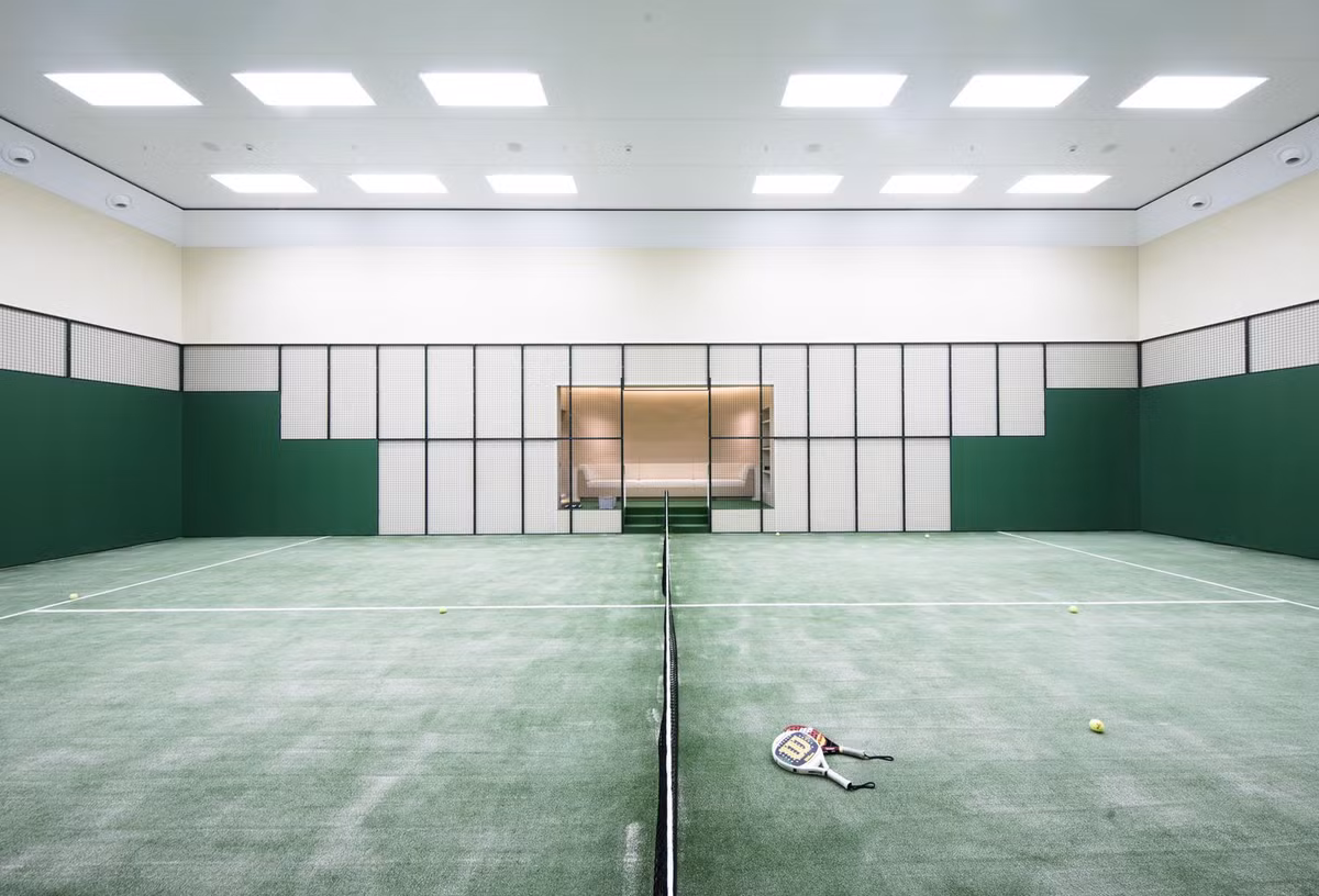 Đặc biệt, trên tàu có sân tennis dài 20 mét và rộng 10 mét. Ảnh: Yachtharbour.