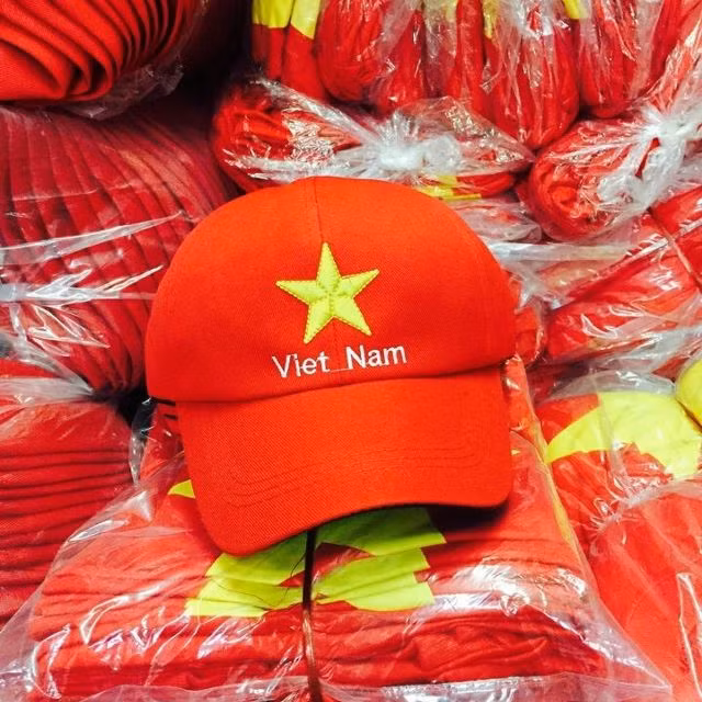 Ngoài áo, mũ đỏ sao vàng cũng được nhiều bạn trẻ tìm mua. Ảnh: Facebook.