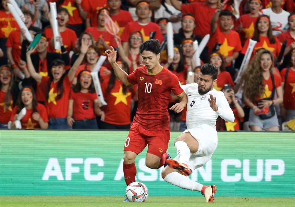 Trước khi trận tứ kết Asian Cup 2019 giữa đội tuyển Việt Nam và Nhật Bản diễn ra, rất nhiều mặt hàng cổ vũ được bày bán và cực hút khách. Ảnh: Lao động.