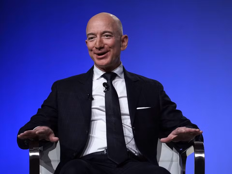 Trong danh sách tỷ phú giàu nhất thế giới của Forbes, Jeff Bezos đứng đầu với khối tài sản khoảng 121 tỷ USD. Jeff Bezos là người sáng lập, Chủ tịch kiêm CEO của Amazon.