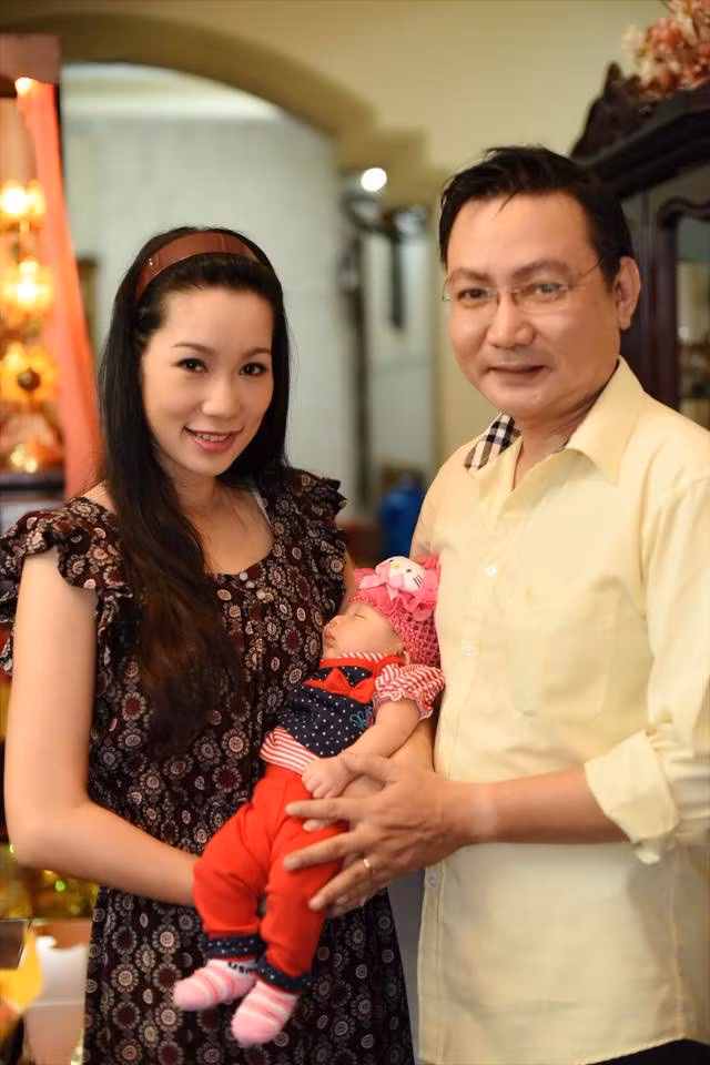 Một thời gian sau đó, cả gia đình cô trở về Việt Nam sinh sống và làm việc. Vợ chồng nữ diễn viên Trịnh Kim Chi có hai con gái là Khánh Ngân (17 tuổi), Khánh Vy (4 tuổi).