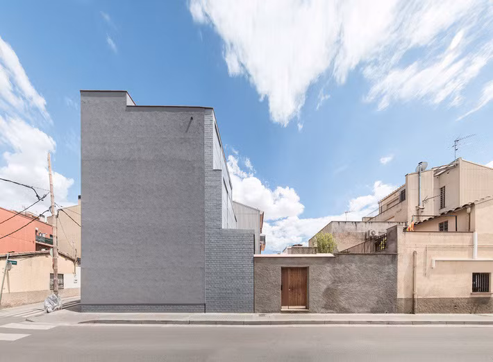 Tọa lạc tại Cerdanyola del Vallès (Barcelona, Tây Ban Nha), House 1105 là ngôi nhà 3 tầng được thiết kế bởi H. Arquitectes.