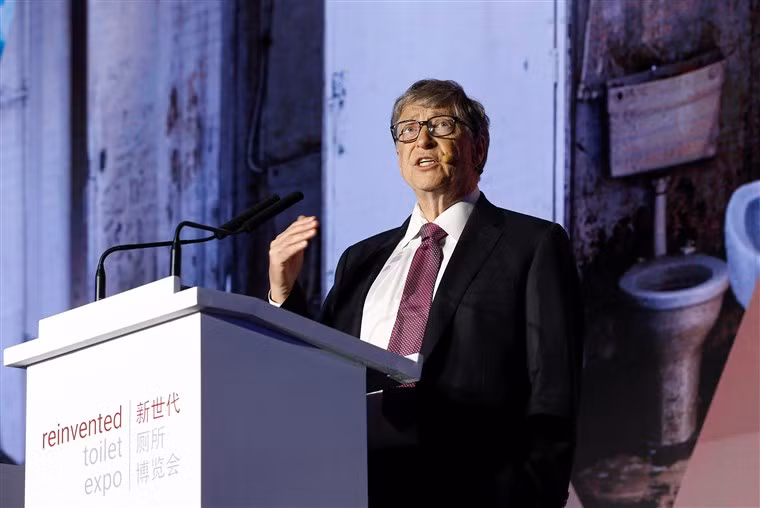Vừa qua, quỹ từ thiện Bill và Melinda Gates đã trao tặng 4,8 triệu USD để phát triển bồn cầu không cần nước, giúp đảm bảo sức khỏe cho hàng ngàn người dân Ấn Độ. Hơn 4.000 nhà vệ sinh được dựng lên từ chương trình này. Ảnh: Youtube.