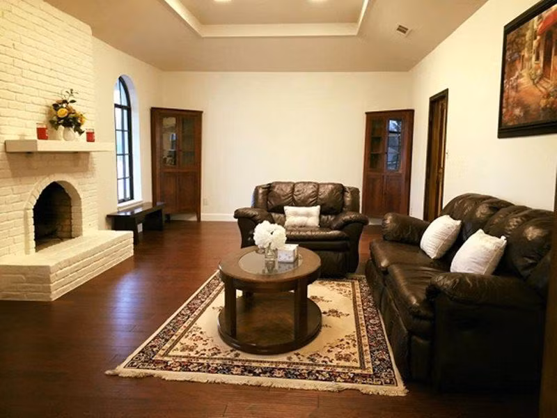 Mới đây, Hồng Ngọc tiết lộ đã mua lại một căn hộ ở thành phố Dallas, Texas, Mỹ. Căn hộ mới của nữ ca sĩ được chủ cũ thiết kế theo phong cách châu Âu cổ điển.