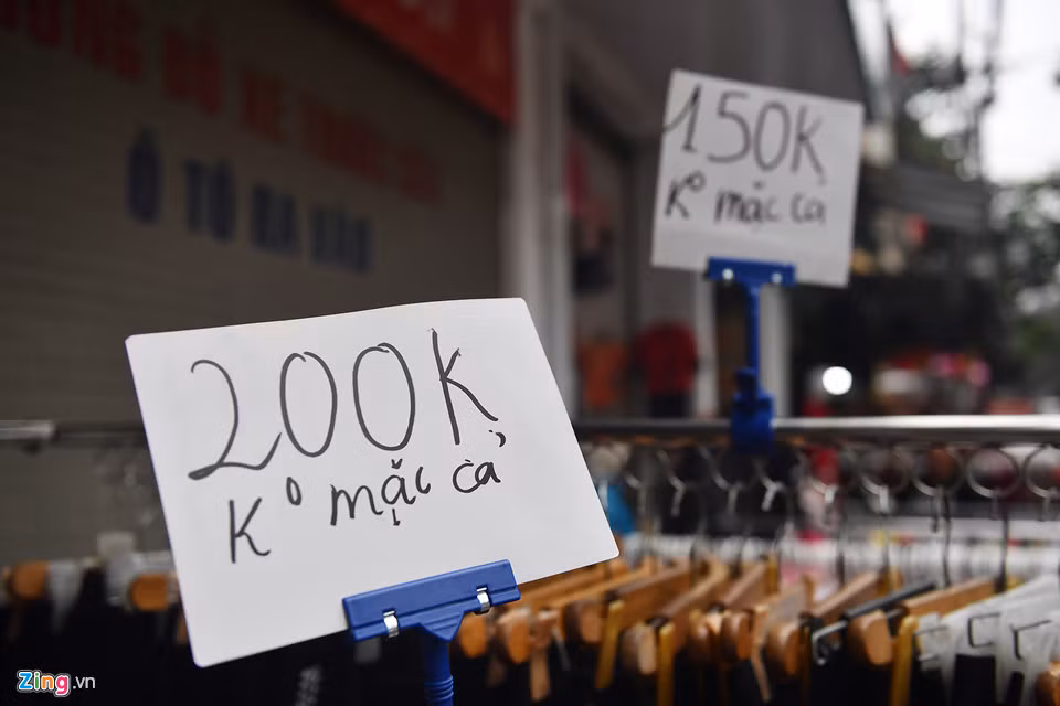 Đã giảm giá rẻ không thể rẻ hơn được nữa rồi mà vẫn có người kỳ kèo bớt xén, bực cả mình, tôi treo biển như thế này đỡ trả lời mệt đầu", chị nói.