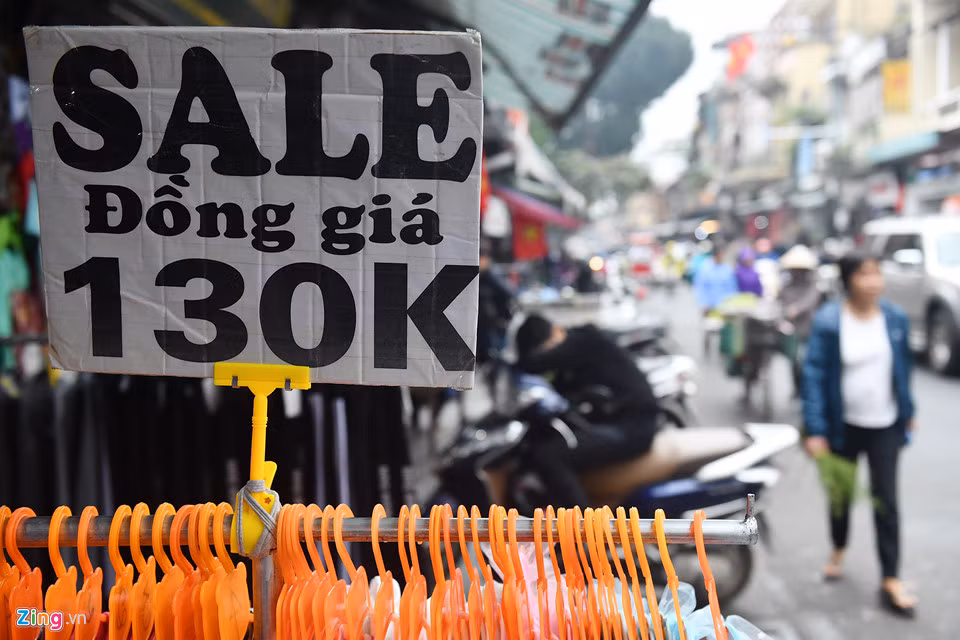 Một trong những cửa hàng trên phố Hàng Đào treo biển quảng cáo ngày cận Tết. Theo đó họ vừa sale, vừa đồng giá 130k nhưng không khách nào hiểu sale bao nhiêu phần trăm.
