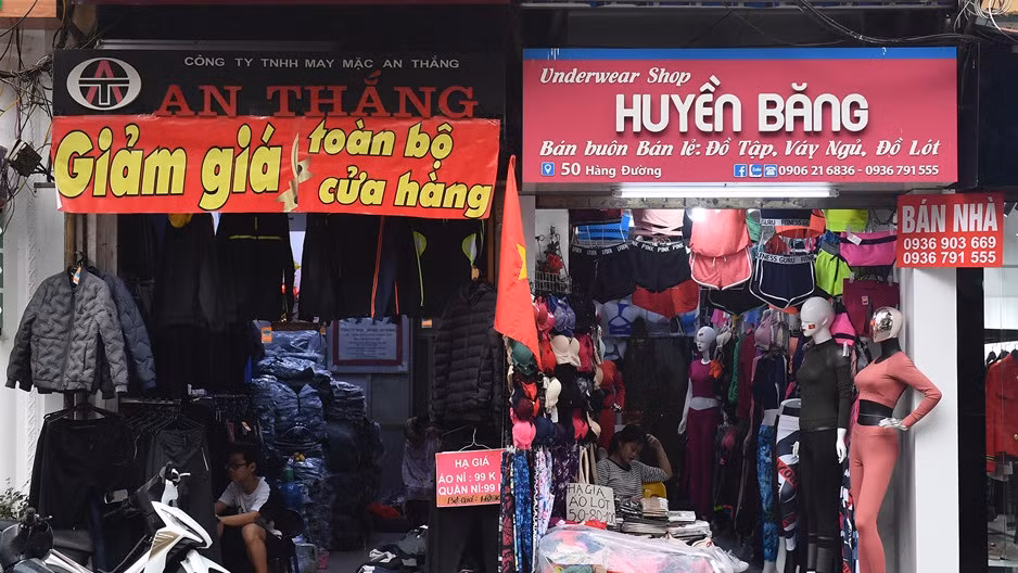 Quảng cáo giảm giá quần áo nhiều năm nay đã là chuyện cơm bữa của mỗi cửa hàng trong thành phố. Nhiều ông chủ bà chủ không còn chờ đến dịp lễ, Tết để lấy c