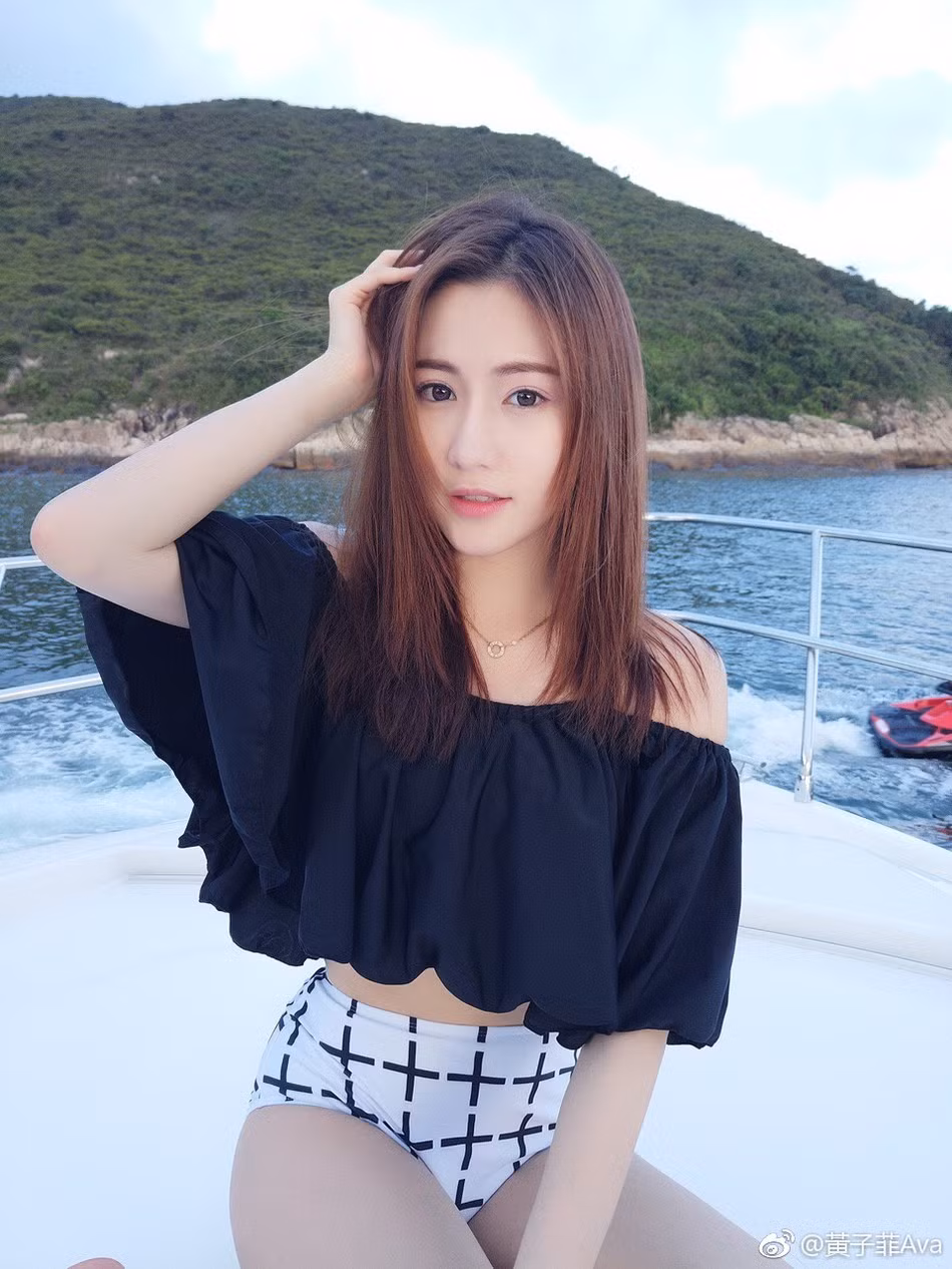 Còn Hoàng Tử Phi cũng là một trong những hot girl đình đám trên mạng xã hội Trung Quốc. Cô sở hữu gương mặt xinh xắn, vẻ đẹp ngây thơ nhưng thân hình vô cùng nóng bỏng.