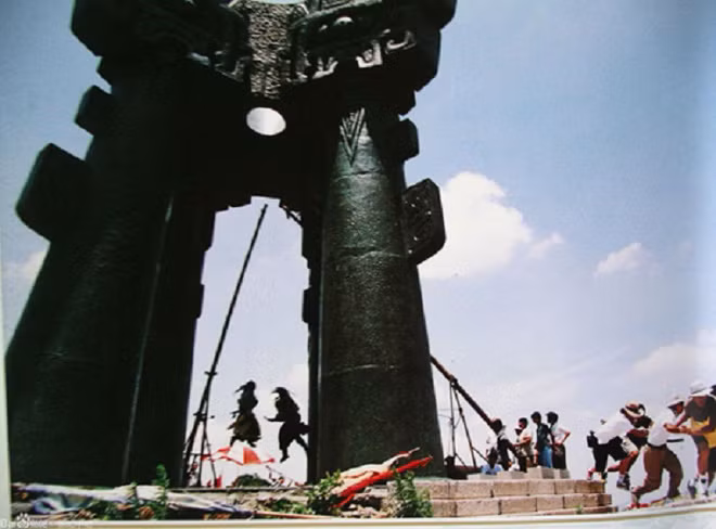 Không riêng Tây Du Ký, loạt phim kiếm hiệp đình đám như Thần điêu đại hiệp 1983 hay bản 1995, Tiếu ngạo giang hồ 2001... cũng khiến nhiều người bật cười khi tiết lộ hậu trường với những kỹ xảo thô sơ.